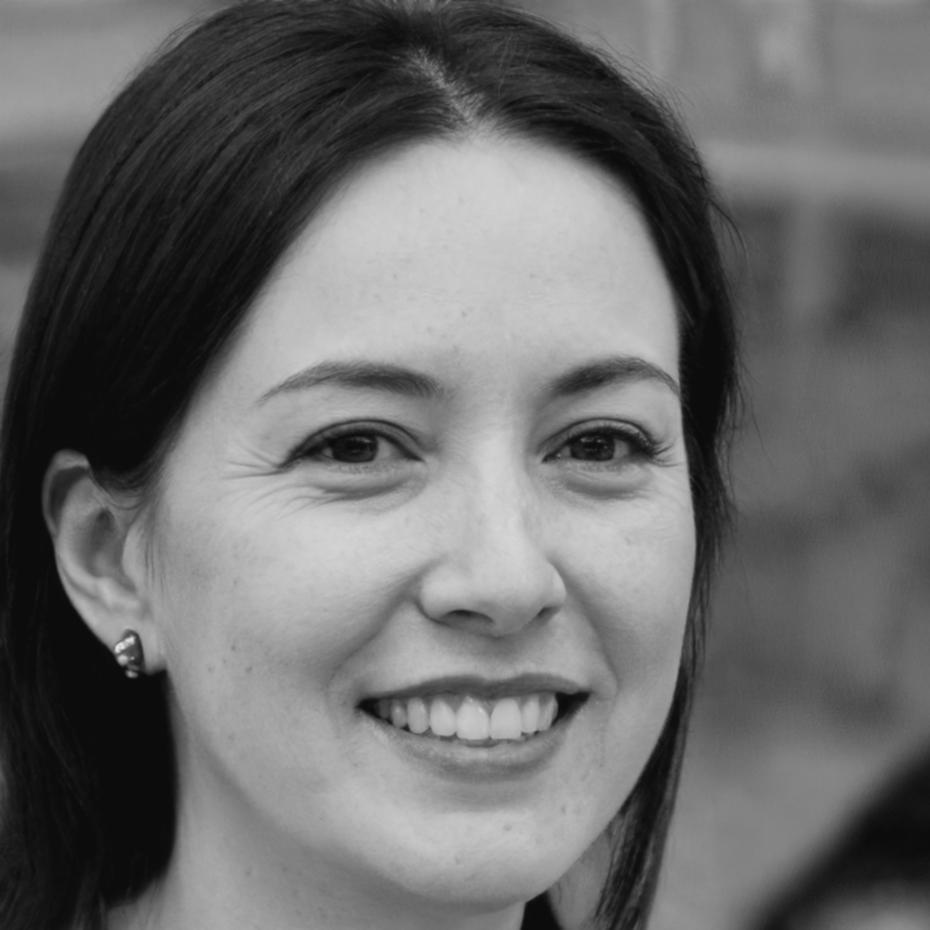 Retrato profesional de la instructora especializada en finanzas familiares